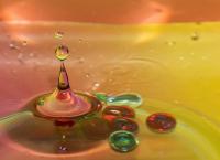 Wassertropfen Öl auf Wasser